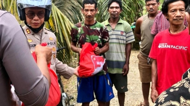 Suku Anak Dalam Senang Terima Sembako dari Polisi